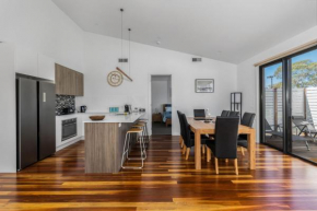 Ocean Breeze in Broadbeach - Linen, heated pool, Free EV Charger, Inverloch